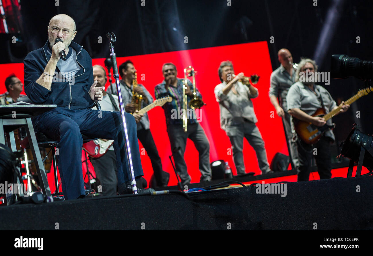 Stuttgart Germany 05th June 2019 Singer Phil Collins Sits On Stage And Sings Behind Him Stand The Band Members Collins Gives The First Of Seven German Concerts In The Mercedes Benz Arena Credit