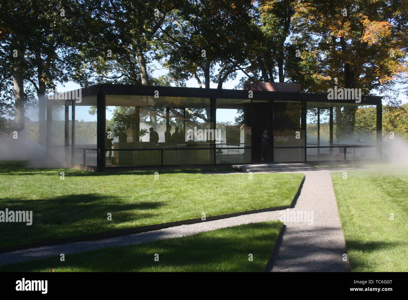 FILED - 12 October 2014, US, New Canaan: The 'Glass House' designed by US architect Philip Johnson (1906-2005). The building was completed in 1949. The walls of the house are completely made of glass. Johnson was awarded the Pritzker Architecture Prize in 1979 for, among other things, this building, which is now a listed building and accessible to visitors. On 08.06.2019 the 70th anniversary of the completion of the architectural monument will be celebrated with a big party. (to dpa 'Rope artist Petit appears on the anniversary of Johnson's 'Glass House'') Photo: Christina Horsten/dpa Stock Photo