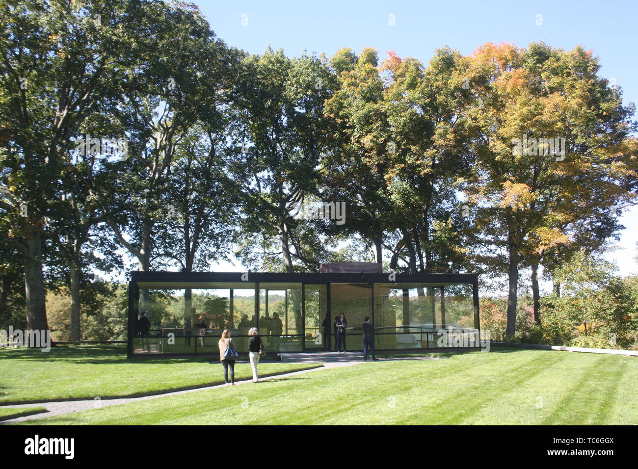 FILED - 12 October 2014, US, New Canaan: The 'Glass House' designed by US architect Philip Johnson (1906-2005). The building was completed in 1949. The walls of the house are completely made of glass. Johnson was awarded the Pritzker Architecture Prize in 1979 for, among other things, this building, which is now a listed building and accessible to visitors. On 08.06.2019 the 70th anniversary of the completion of the architectural monument will be celebrated with a big party. (to dpa 'Rope artist Petit appears on the anniversary of Johnson's 'Glass House'') Photo: Christina Horsten/dpa Stock Photo