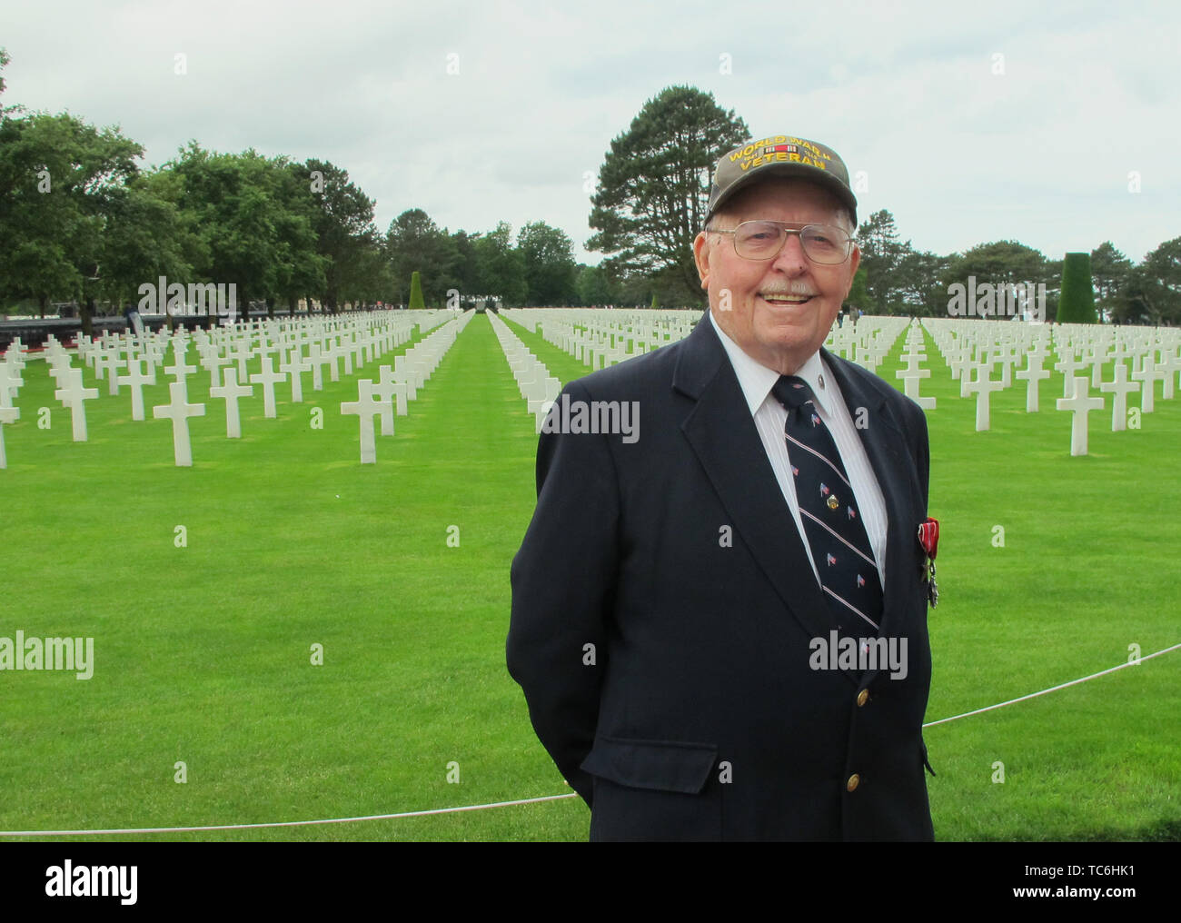 05 June 2019, France (France), Colleville-sur-Mer: The US veteran Warren Goss stands at the US military cemetery Colleville-sur-Mer in Normandy. Goss came to the cemetery from the U.S. to honor his dead comrades. According to his story he went ashore with his comrades from the 4th US-Division at the D-Day in the US landing area Utah Beach with the 'first wave of attack'. Photo: Pol O'Gradaigh/dpa Stock Photo