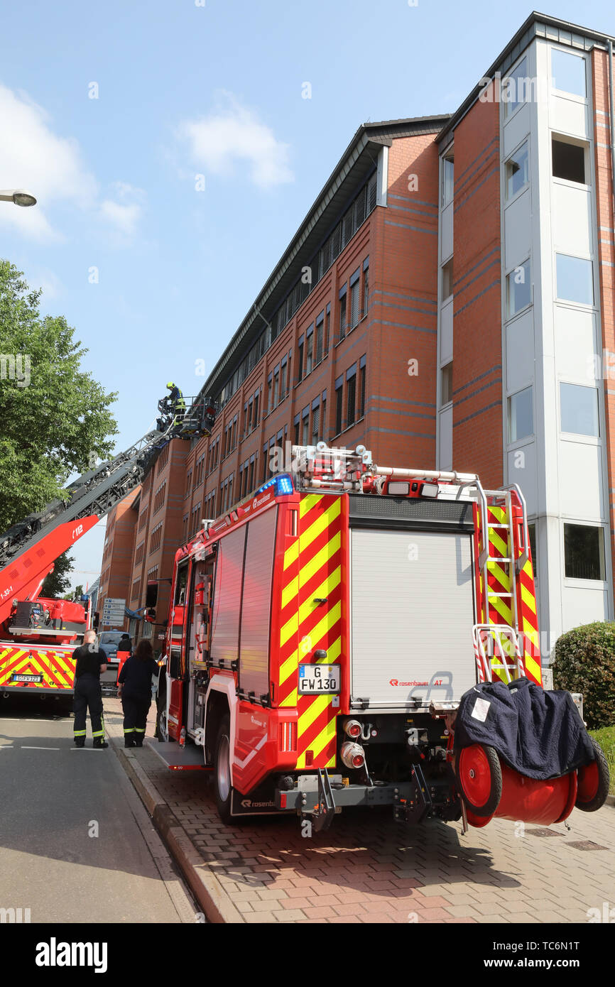 Gera, Germany. 06th June, 2019. Firefighters are standing in front of the building of the Bundesversicherungsanstalt für Angestellte (BfA). A fire had broken out on the fourth floor of a part of the building in the morning and was extinguished by the fire brigade. This floor is used by a company not belonging to the BfA. About 600 people were evacuated. Police are investigating the cause of the fire. Credit: Bodo Schackow/dpa-Zentralbild/dpa/Alamy Live News Stock Photo