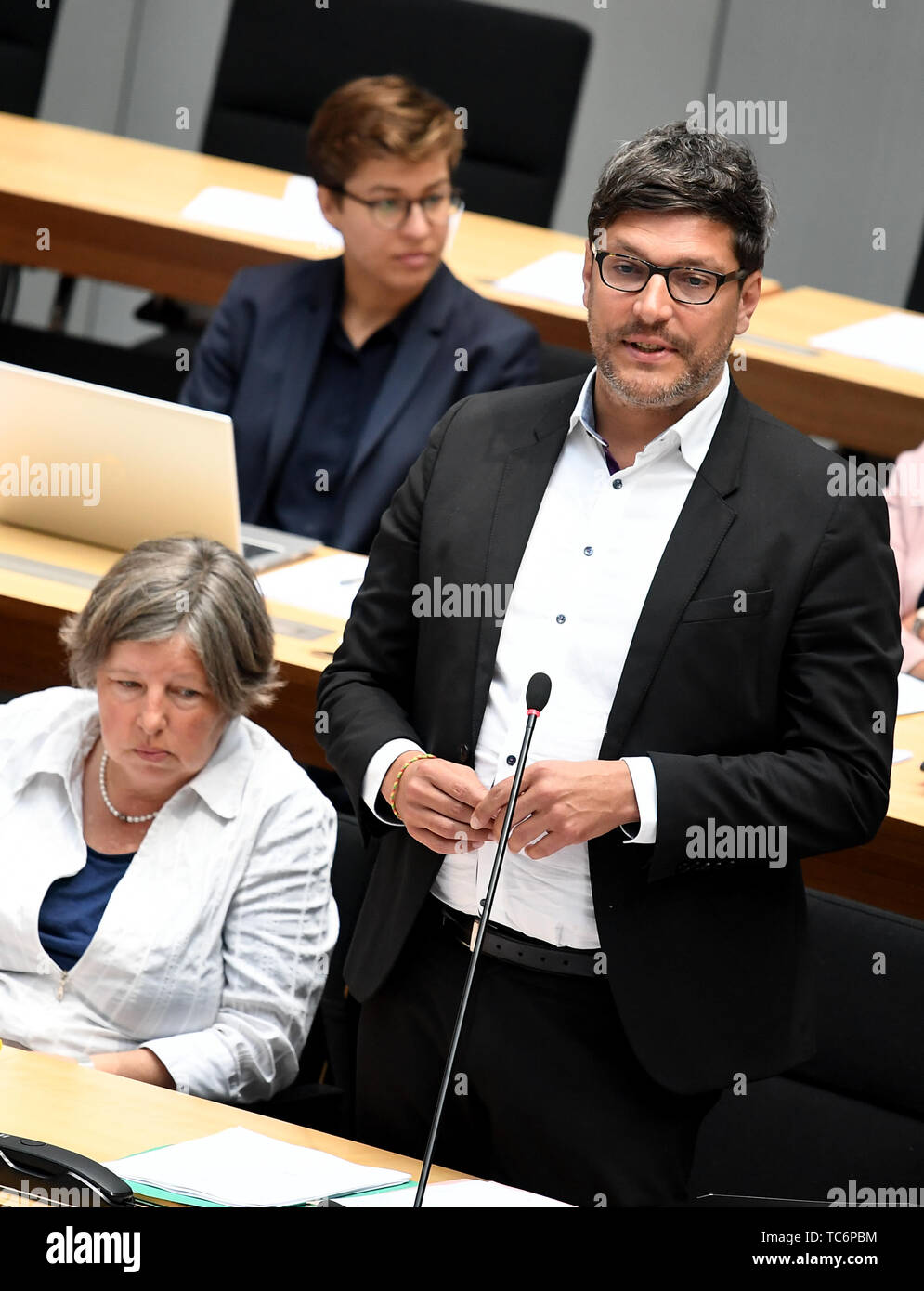 Berlin, Germany. 06th June, 2019. Dirk Behrendt (Bündnis 90/Die Grünen), Senator of Justice of the State of Berlin, apologizes for his late arrival at the 43rd plenary session of the Berlin House of Representatives. Credit: Britta Pedersen/dpa-Zentralbild/dpa/Alamy Live News Stock Photo