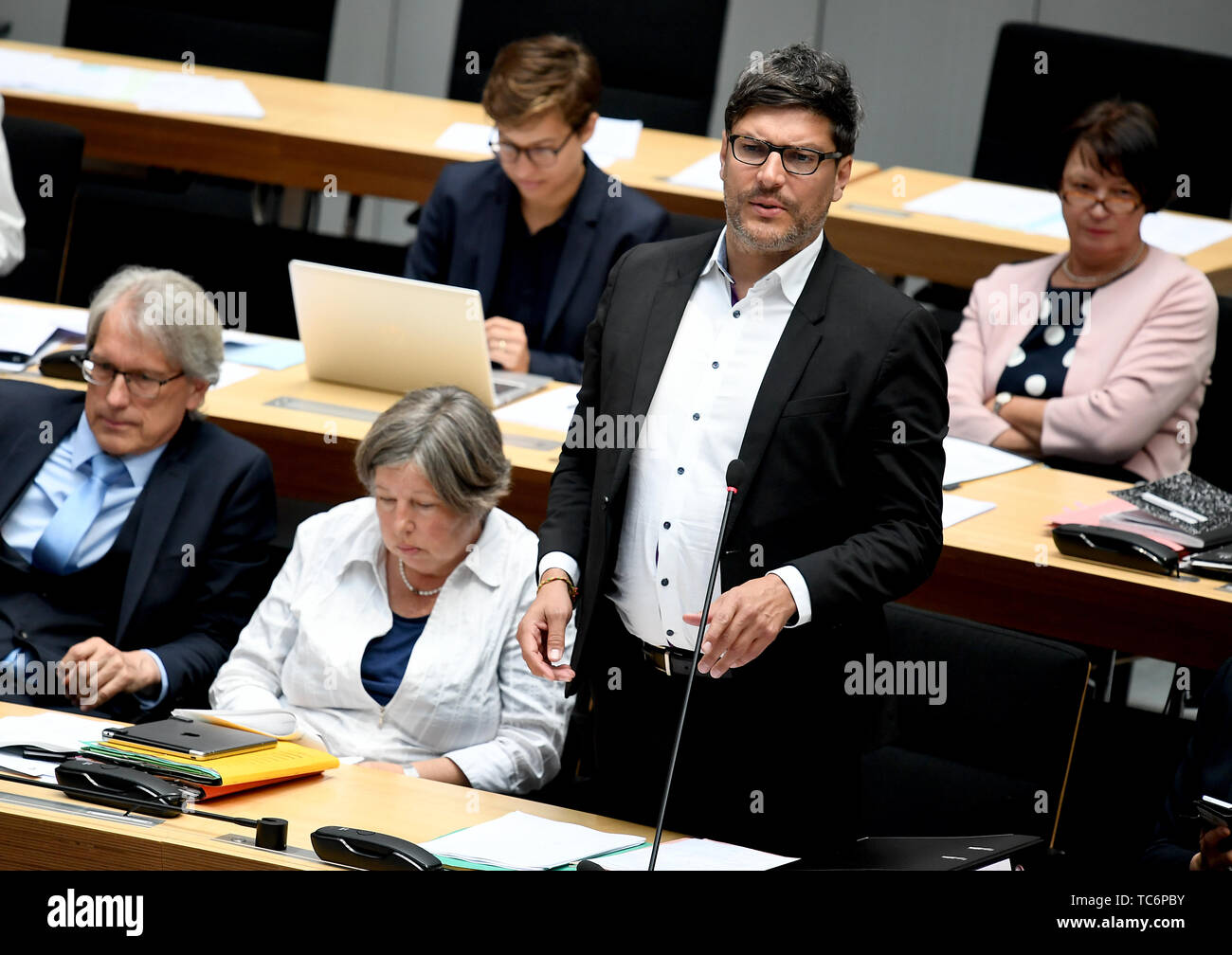 Berlin, Germany. 06th June, 2019. Dirk Behrendt (Bündnis 90/Die Grünen), Senator of Justice of the State of Berlin, apologizes for his late arrival at the 43rd plenary session of the Berlin House of Representatives. Credit: Britta Pedersen/dpa-Zentralbild/dpa/Alamy Live News Stock Photo