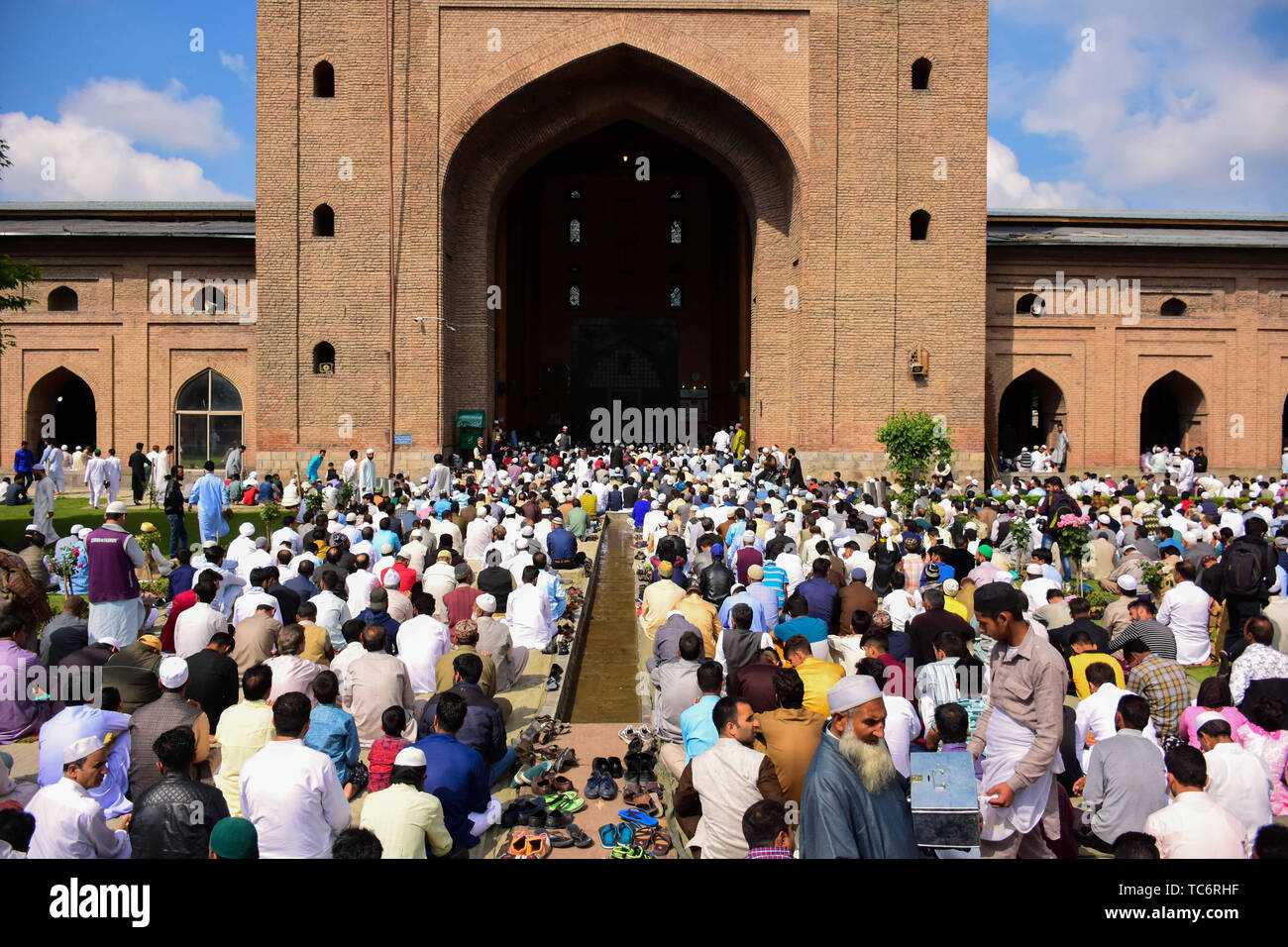 Srinagar, Kashmir. 5 June 2019. Muslims In Kashmir Offer Eid Prayers ...