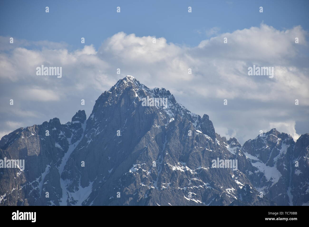 Lienz, Lienzer Dolomiten, Osttirol, Lienz, Gipfel, Fels, Schroff, steil, gefährlich, Schnee, Eis, Sommer, Wolken, Jahreszeit, Berg, Tal, Kessel, Talke Stock Photo