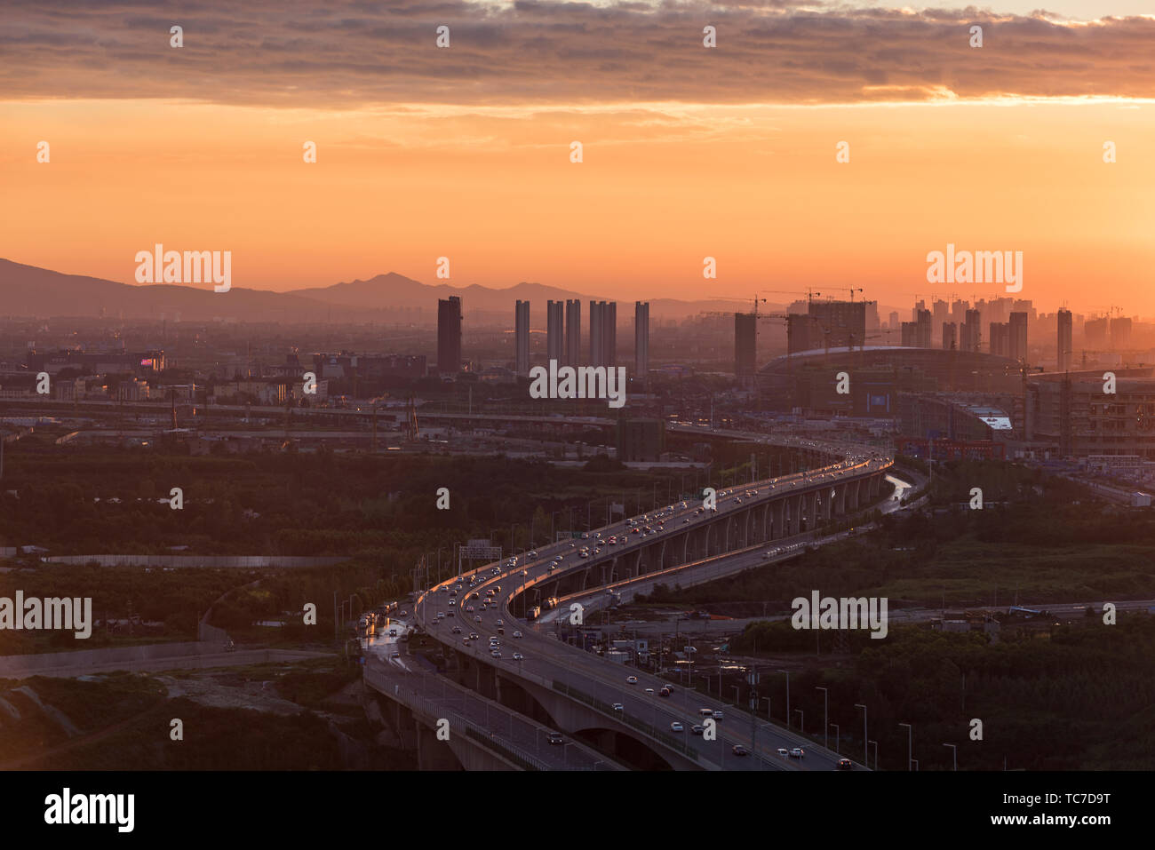 After the typhoon, the western third ring of Zhengzhou, the distant mountains are clearly visible, long-lost good weather Stock Photo
