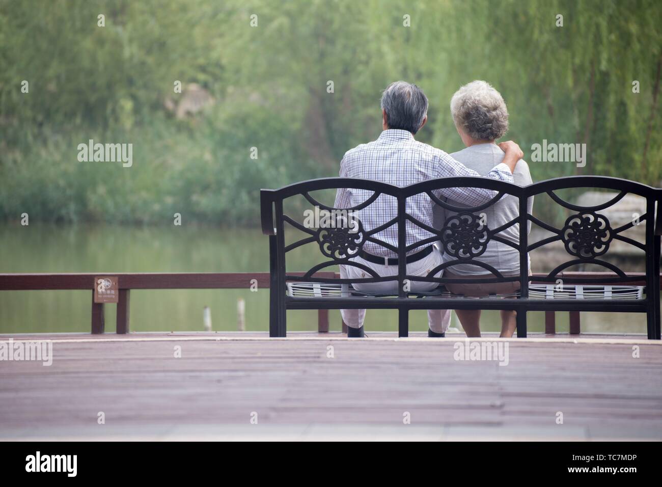 Elderly sitting park bench hi-res stock photography and images - Alamy
