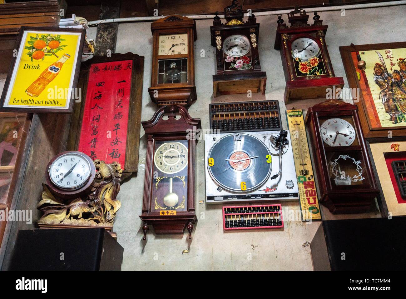 Antique clock shop hires stock photography and images Alamy