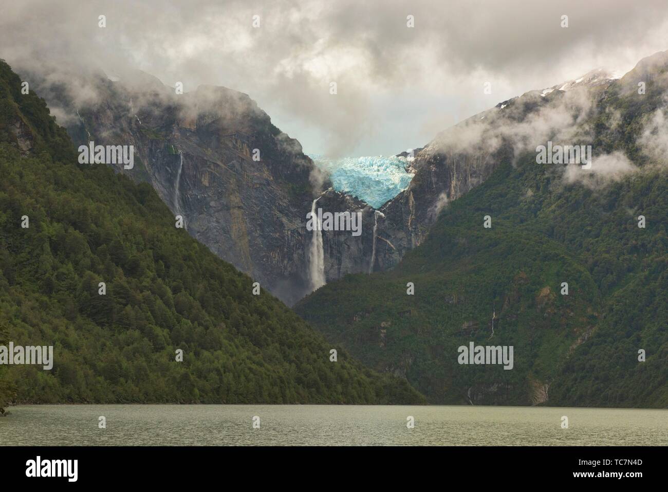 Ventisquero colgante hi-res stock photography and images - Alamy