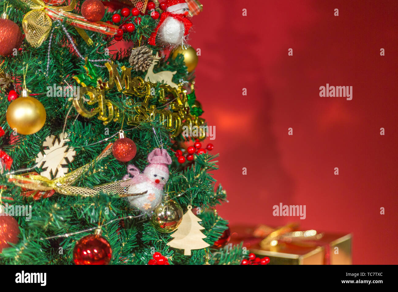 Christmas tree and gift scene Stock Photo - Alamy