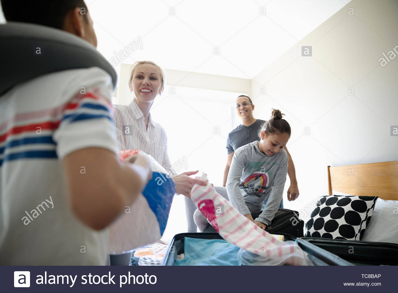 Family suitcase children hi-res stock photography and images - Alamy