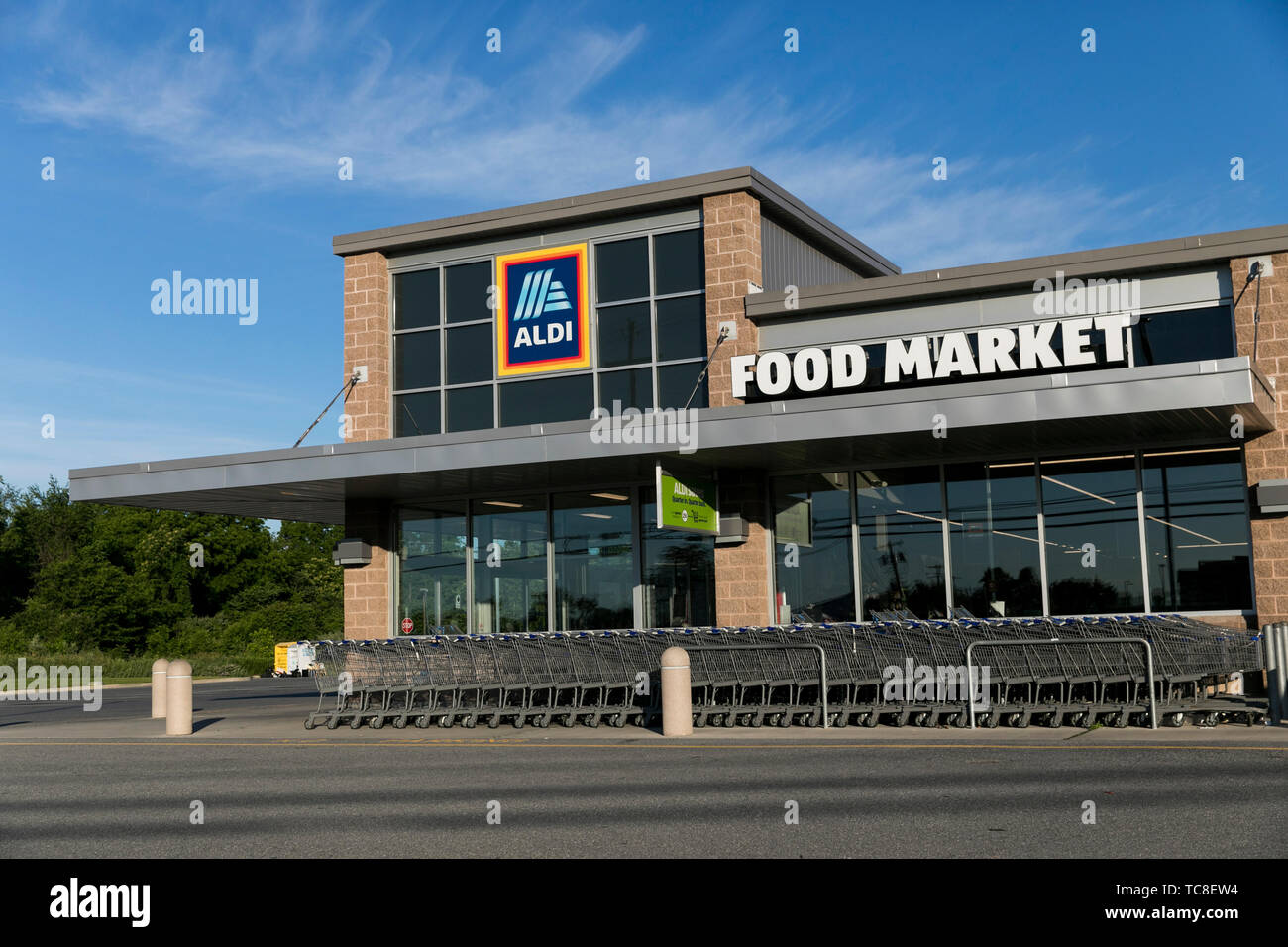 A logo sign outside of a Aldi retail grocery store location in