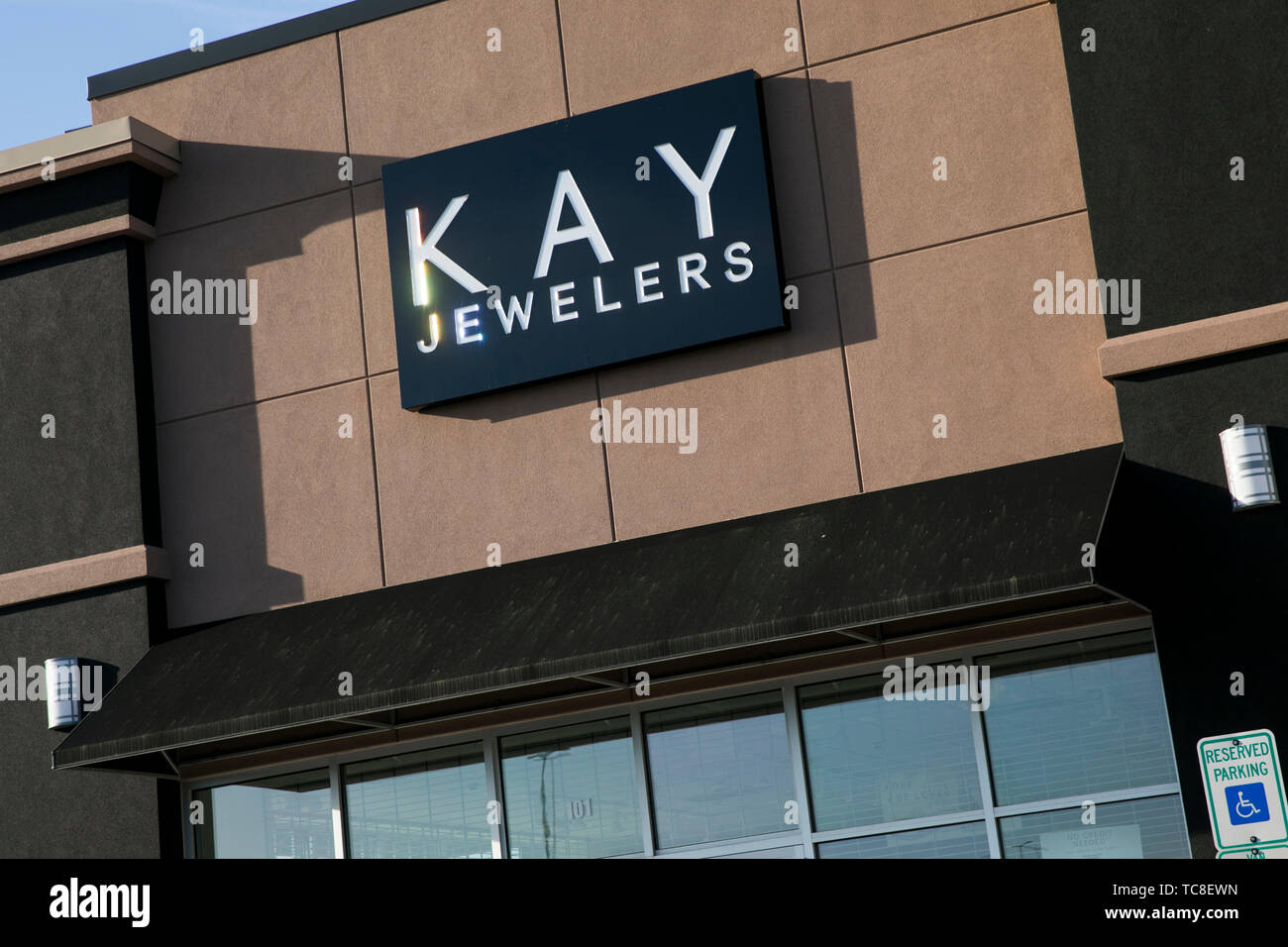 peave billede røgelse Retail jewelers hi-res stock photography and images - Alamy