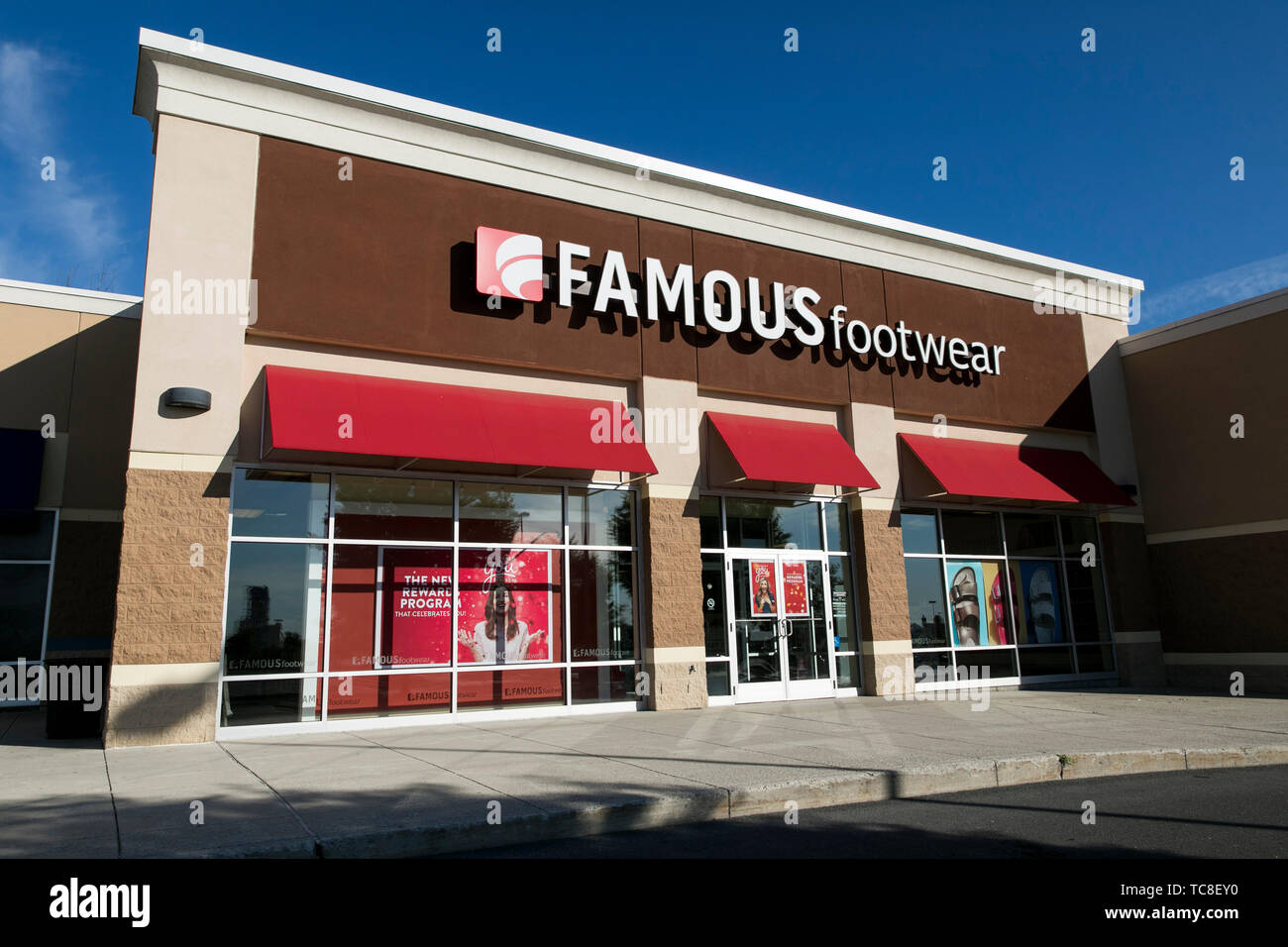 famous footwear store locations