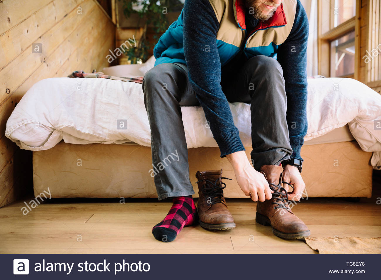 Put the boots to him medium style. Putting on boots. Человек одевает обувь. Stylized boots. Put on boots.