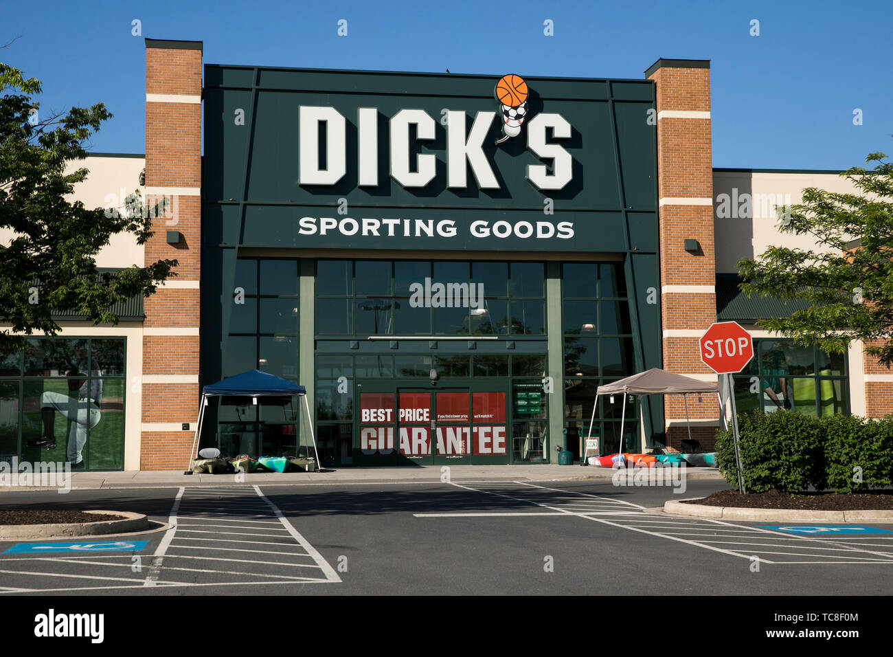 Dick's sporting goods store hi-res stock photography and images