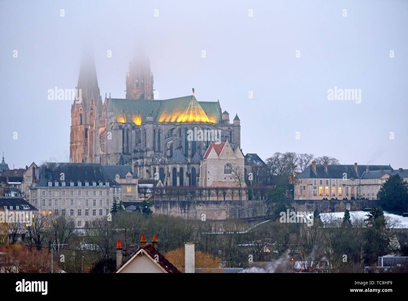cathedrale Notre-Dame dominant la ville de Chartres, departement d'Eure-et-Loir, region Centre-Val de Loire, France, Europe/Cathedral of Our Lady of Stock Photo