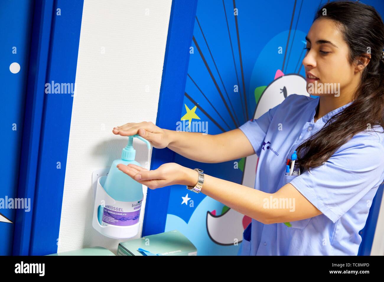 Nurse cleaning her hands, Plant for hospitalization of children, Pediatrics, Medical care, Hospital Donostia, San Sebastian, Gipuzkoa, Basque Stock Photo