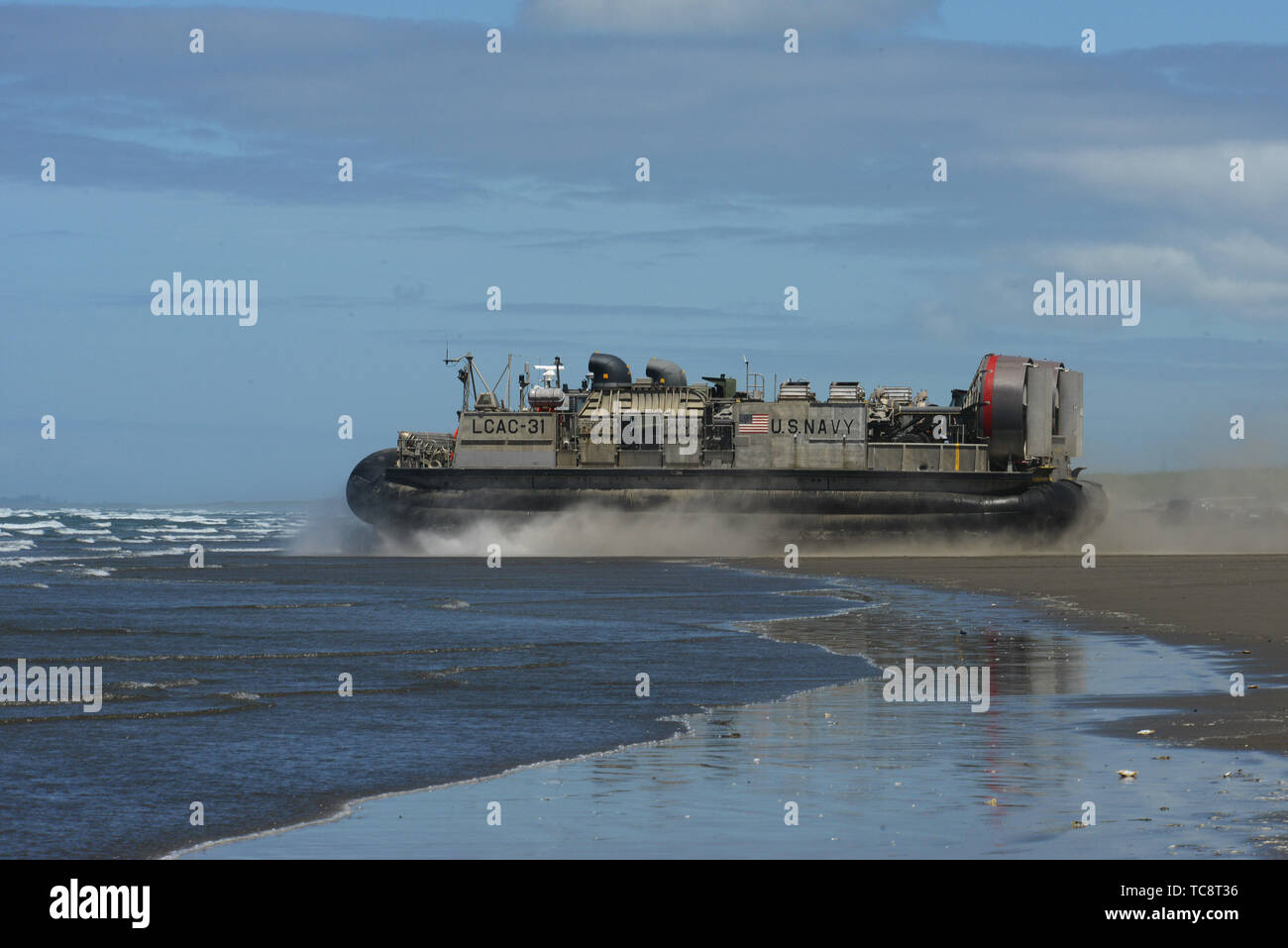 A U.S. Navy (Landing Craft Air Cushion) LCAC-31 leaves the shore at the Sunset Beach area near Warrenton, Oregon, June 3, 2019. In addition to the beach landings by the hovercraft vehicles, community leaders, emergency managers, military officials and other first responders toured the U.S.S. Anchorage to learn more about the Navy capabilities to assist in mass casualty scenarios.  (National Guard photo by John Hughel, Oregon Military Department) Stock Photo