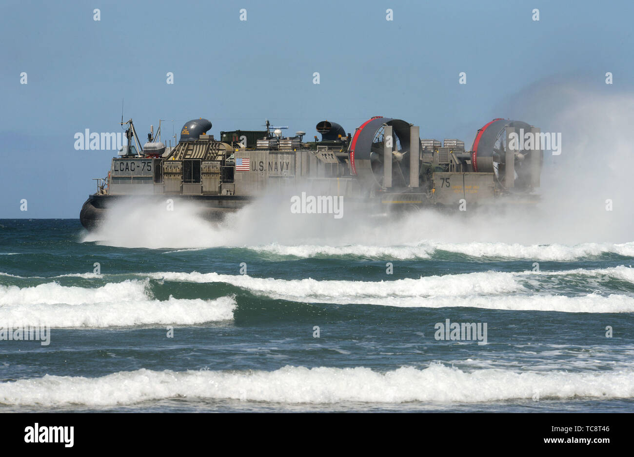 A U.S. Navy (Landing Craft Air Cushion) LCAC-75 leaves the shore at the Sunset Beach area near Warrenton, Oregon, June 3, 2019. In addition to the beach landings by the hovercraft vehicles, community leaders, emergency managers, military officials and other first responders toured the U.S.S. Anchorage to learn more about the Navy capabilities to assist in mass casualty scenarios.  (National Guard photo by John Hughel, Oregon Military Department) Stock Photo