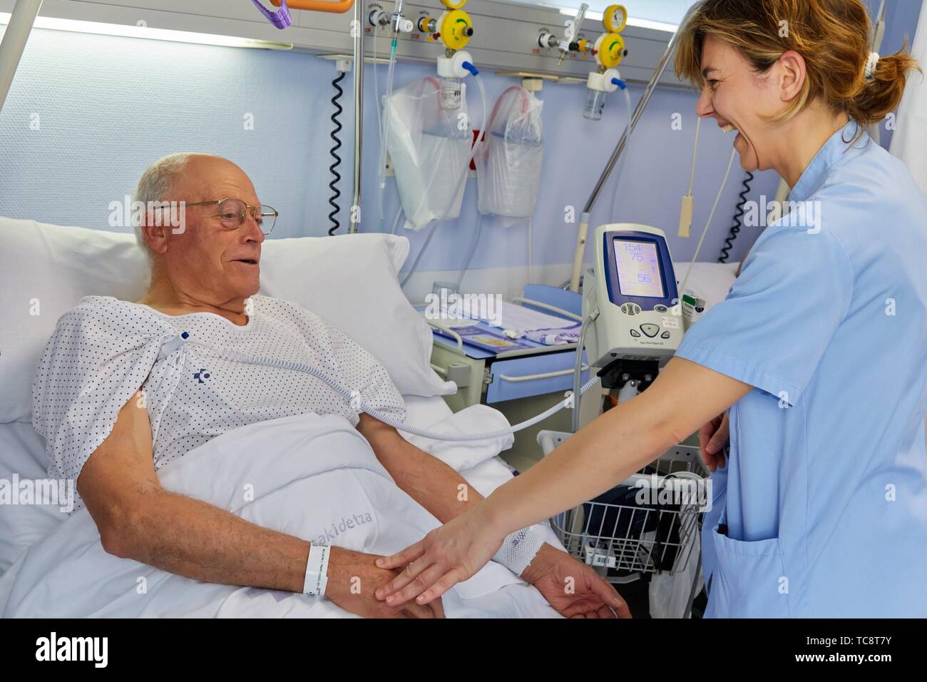 https://c8.alamy.com/comp/TC8T7Y/nurse-taking-the-temperature-to-a-patient-hospital-room-hospital-donostia-san-sebastian-gipuzkoa-basque-country-spain-TC8T7Y.jpg
