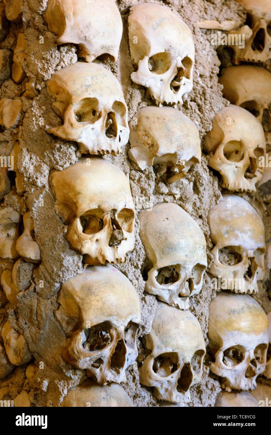 Portugal church skull skulls hi-res stock photography and images - Alamy