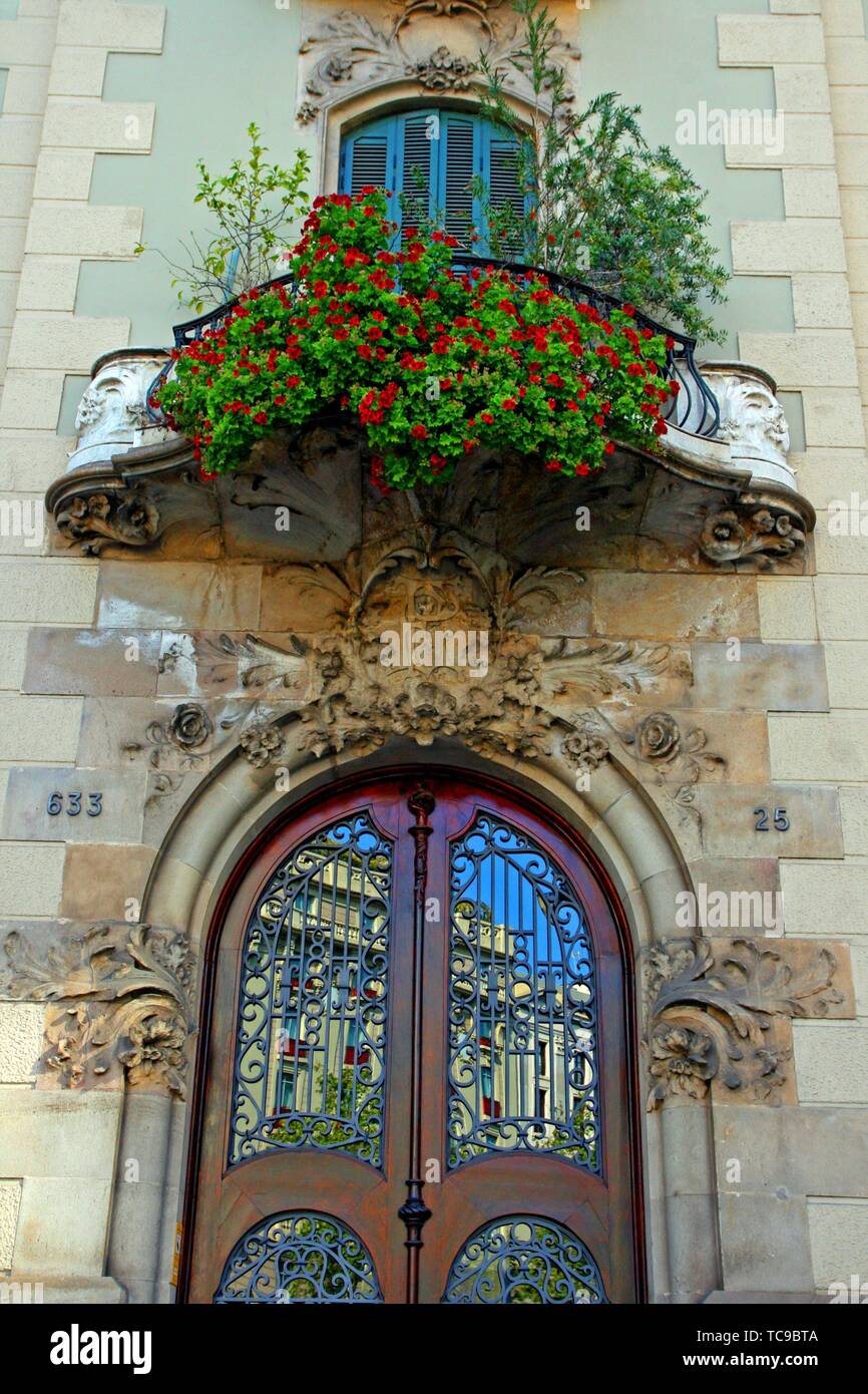 door and balcony, Casa Josep Planàs, 1910, modernism, architect Enric