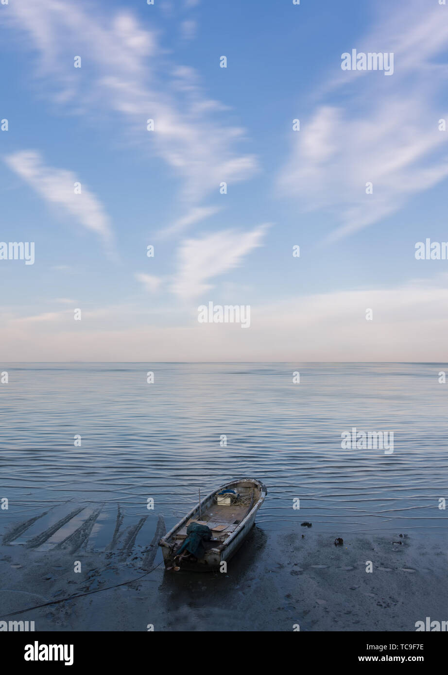 Stranded boats hi-res stock photography and images - Alamy