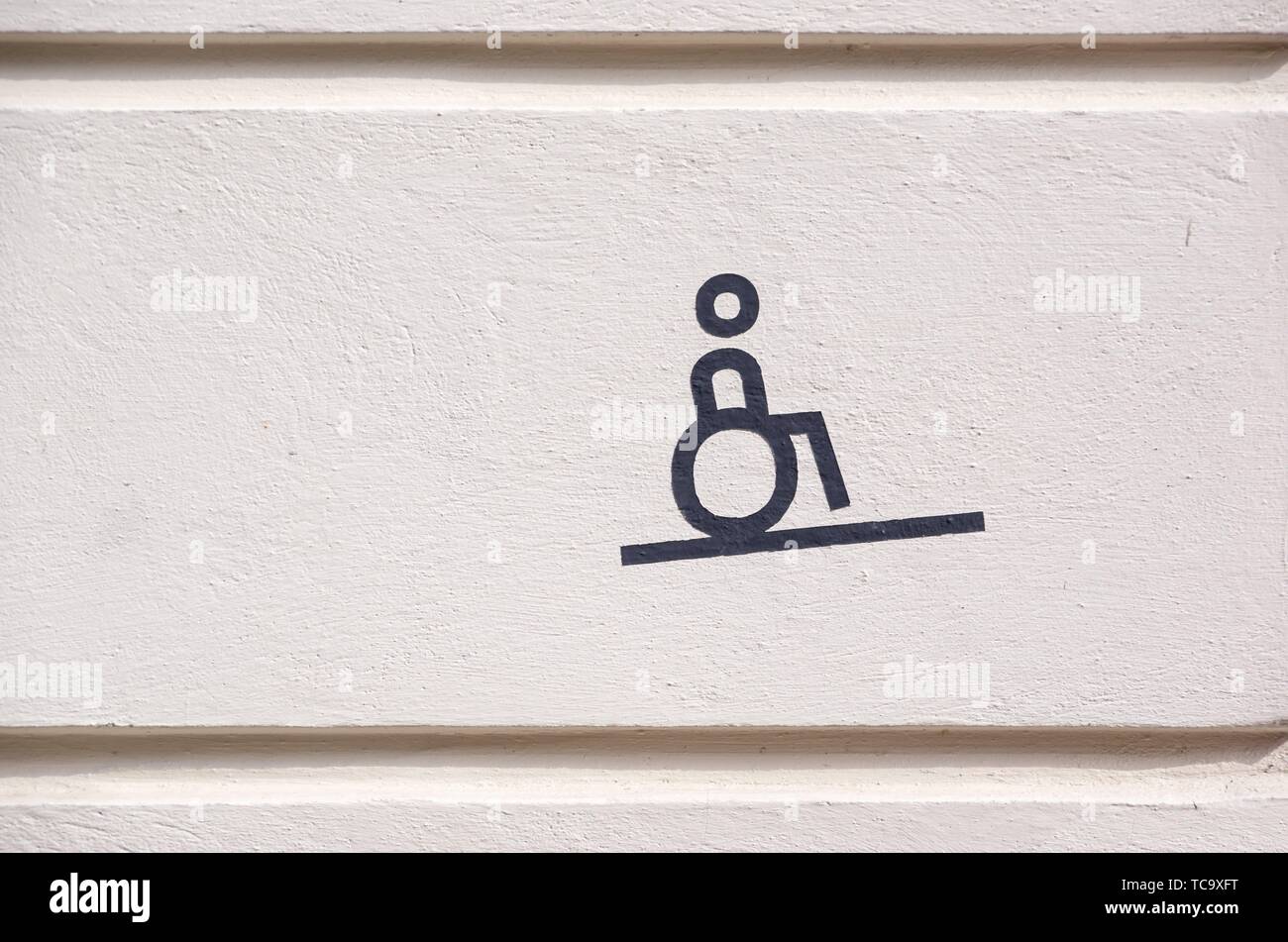 Symbol für Rollstuhlfahrer zeigt Barrierefreiheit an. Wheelchair accessibility symbol. Stock Photo