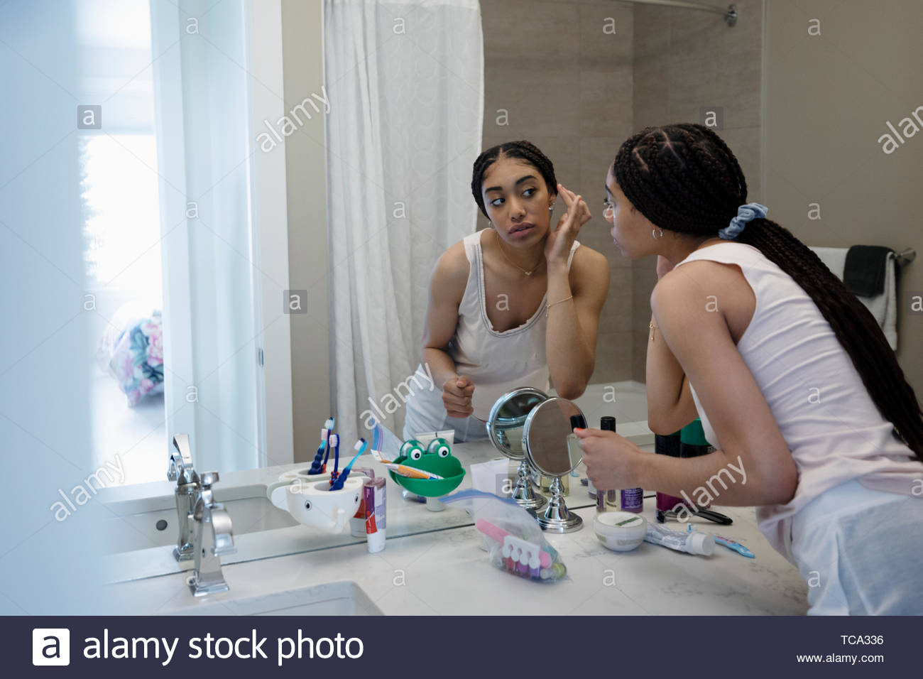 Teenage girl applying makeup hi-res stock photography and images - Alamy