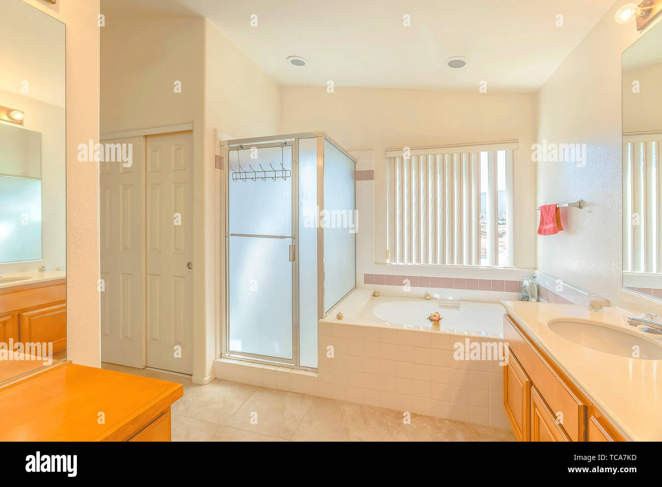 Separate shower and bathtub hires stock photography and images Alamy