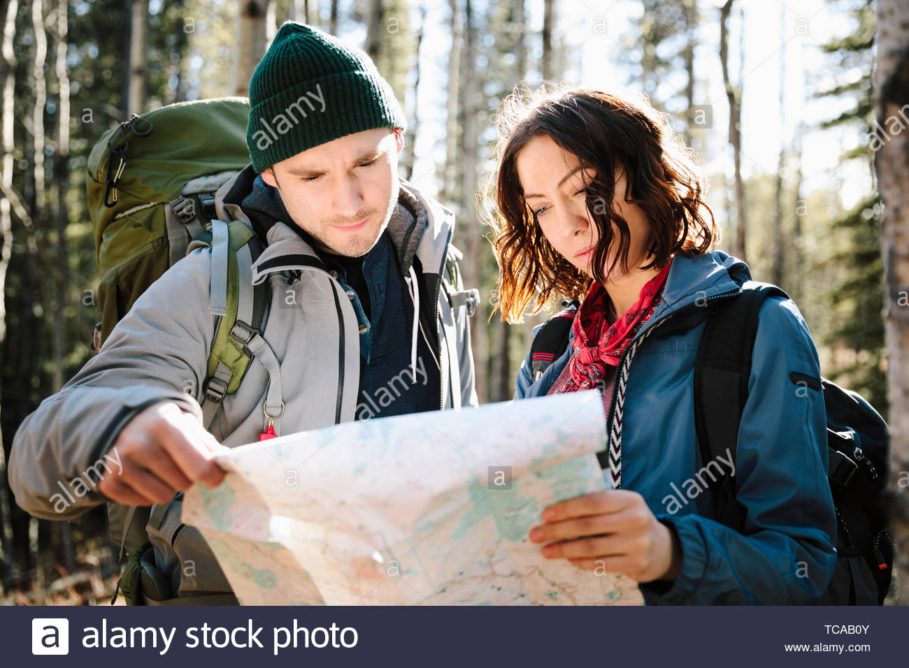 Hiking couple looking map hi-res stock photography and images - Alamy