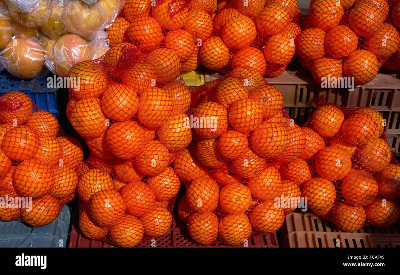https://c8.alamy.com/comp/TCAFX9/oranges-from-mediterranean-in-net-bags-at-the-outdoor-market-TCAFX9.jpg