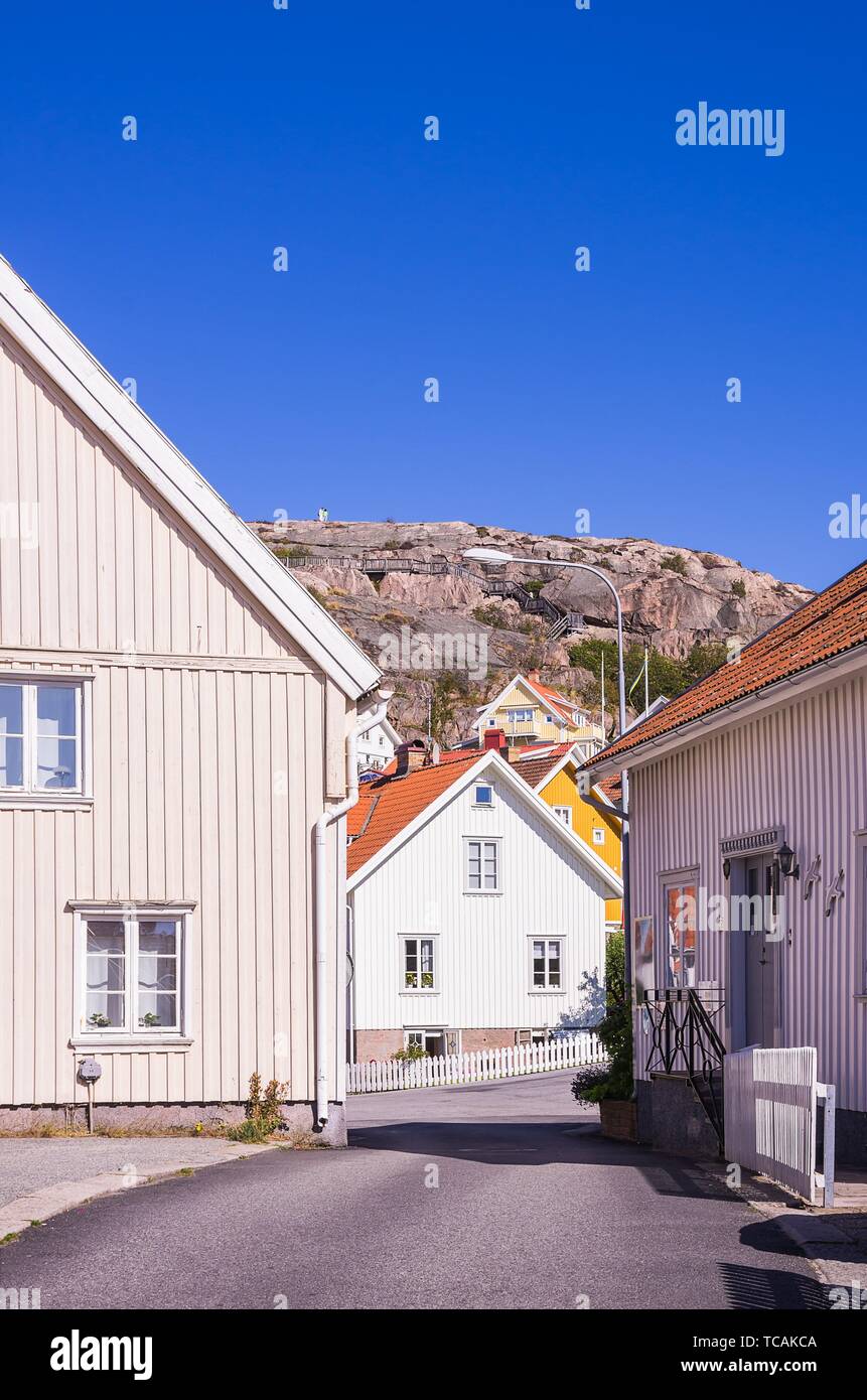 Residential cottages and houses in the fishing village of Fjallbacka in Bohuslan county, Sweden. Typische Wohnhäuser im schwedischen Fischerort Stock Photo
