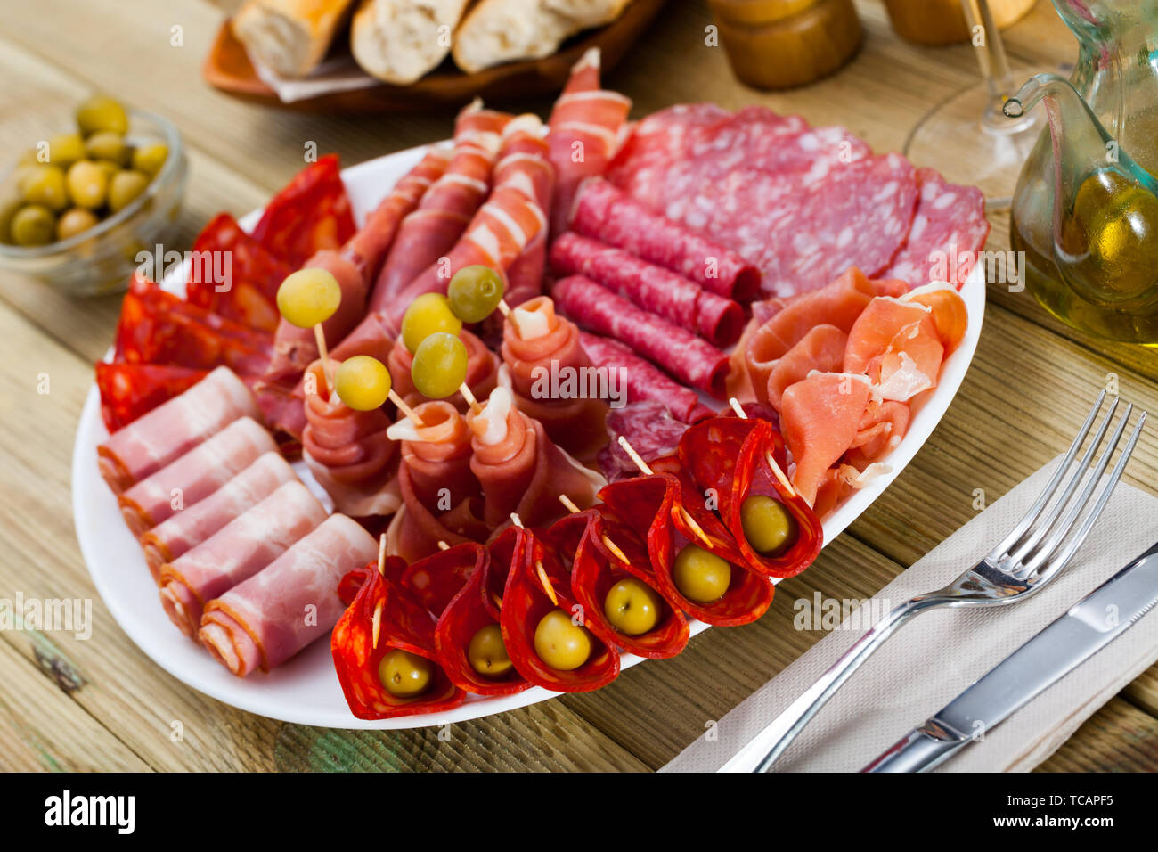 День рождение на природе мясная нарезка