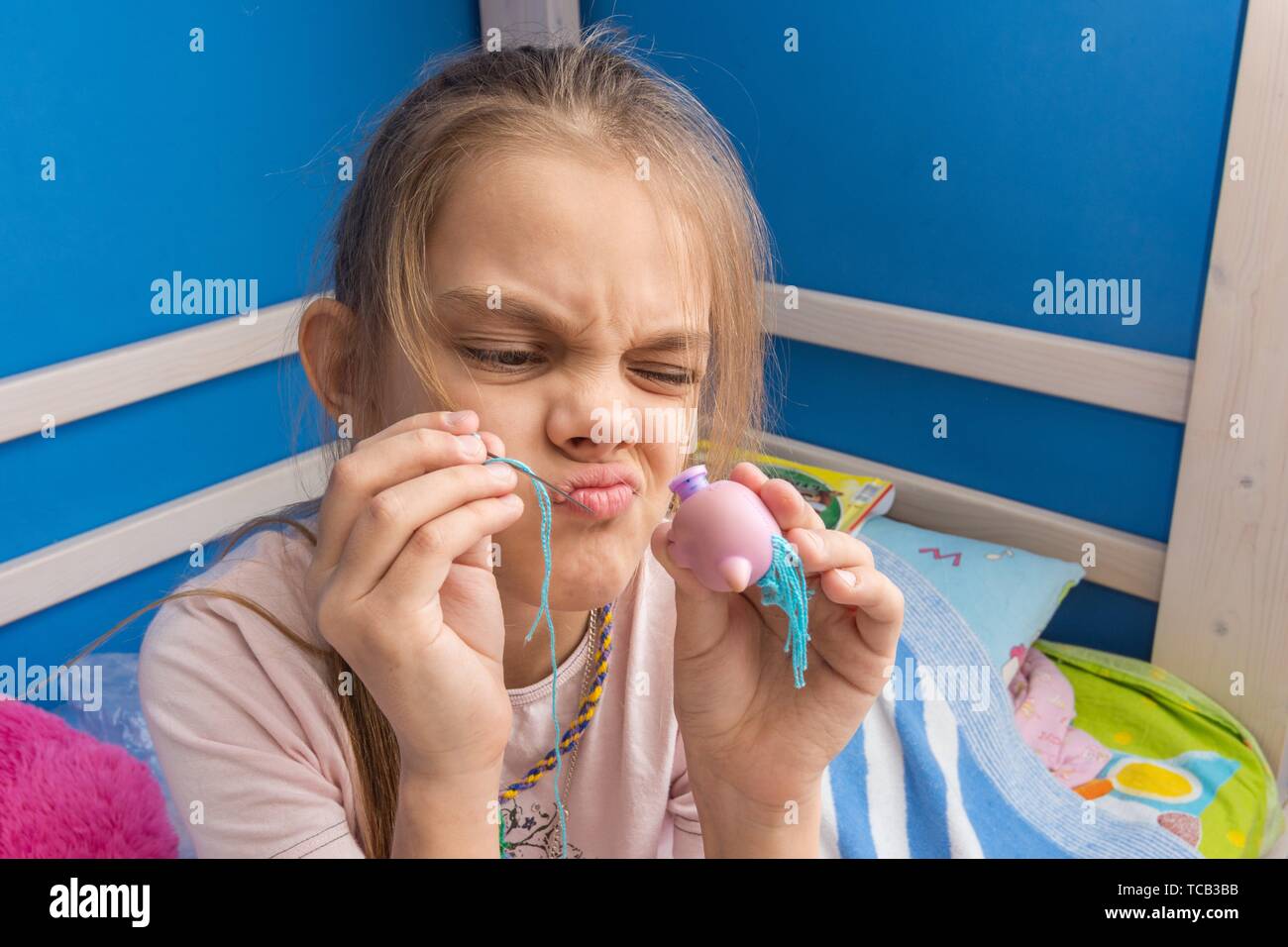 Игрушки для одиноких женщин. Девушка пробует разные игрушки. Слаймы мультики для девочек. Игрушки для детей. Девушка балуется.