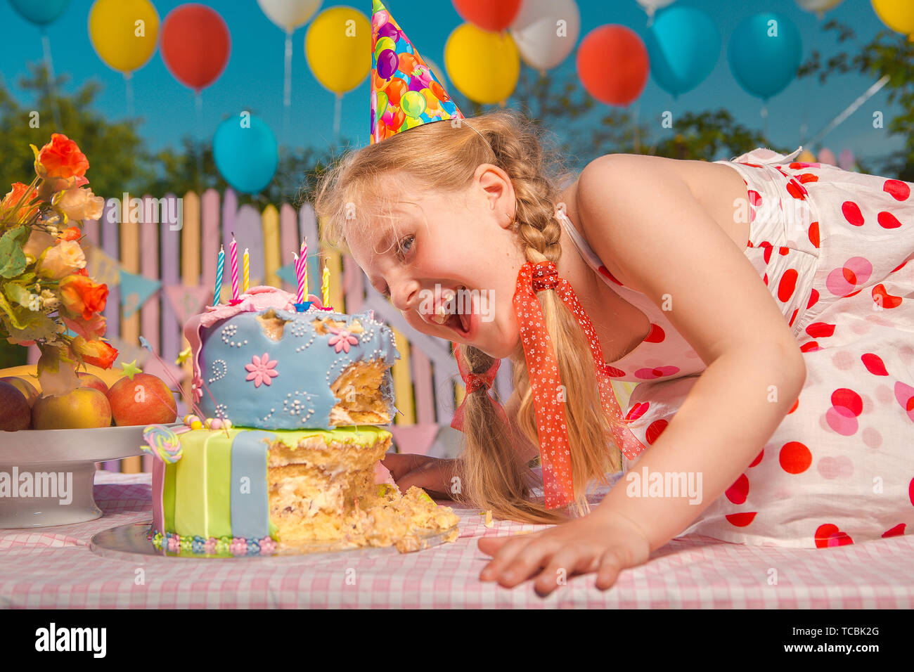 6 year old girl birthday cake hi-res stock photography and images - Alamy