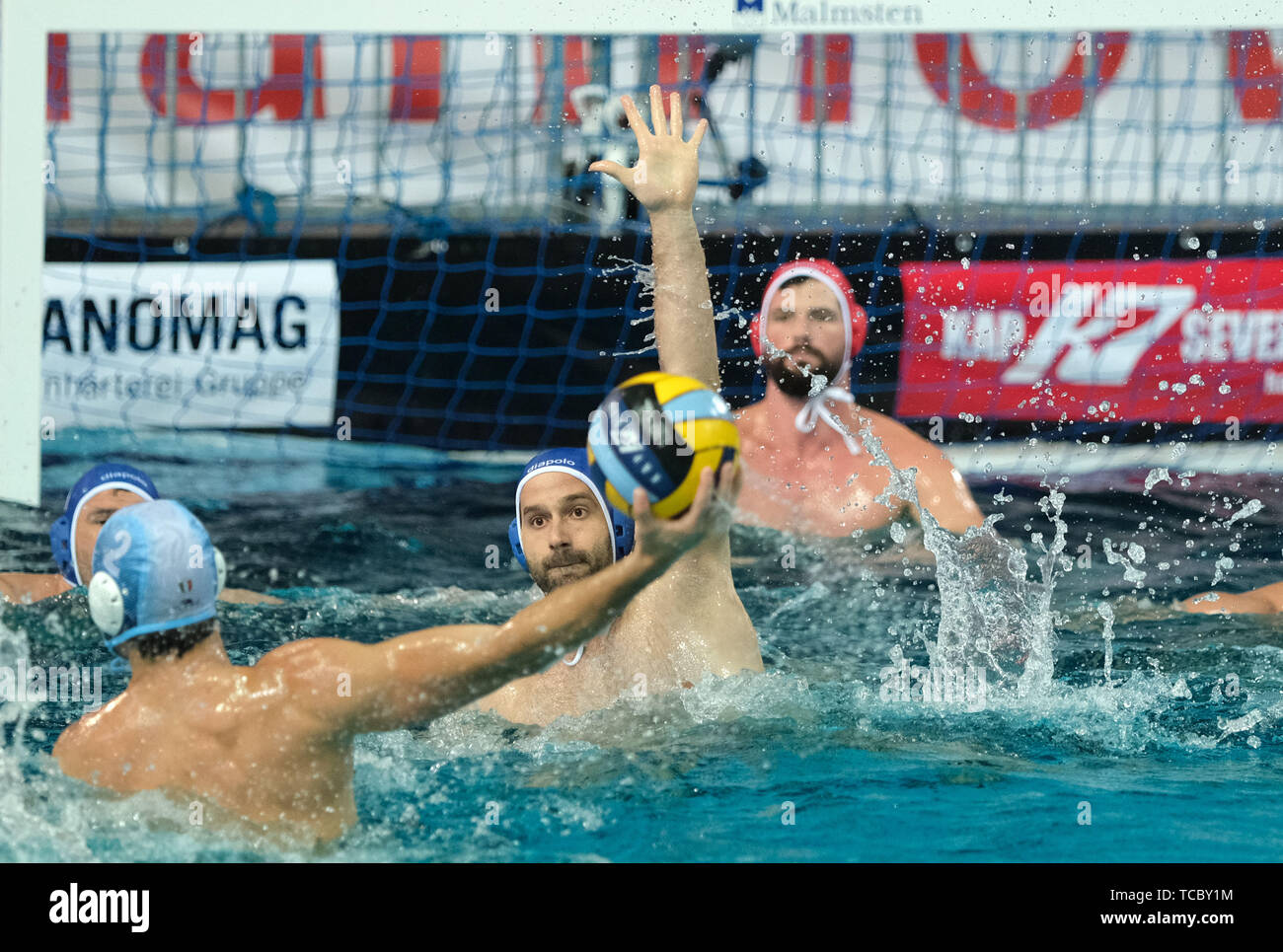 06 June 2019, Lower Saxony, Hanover: Water Polo, Men: Champions League,  Final Round, Final-Eight, Quarter Finals: Pro Recco Genua - Waspo 98  Hannover at the Stadionbad in Hannover. Hannovers Luka Sekulic (arm