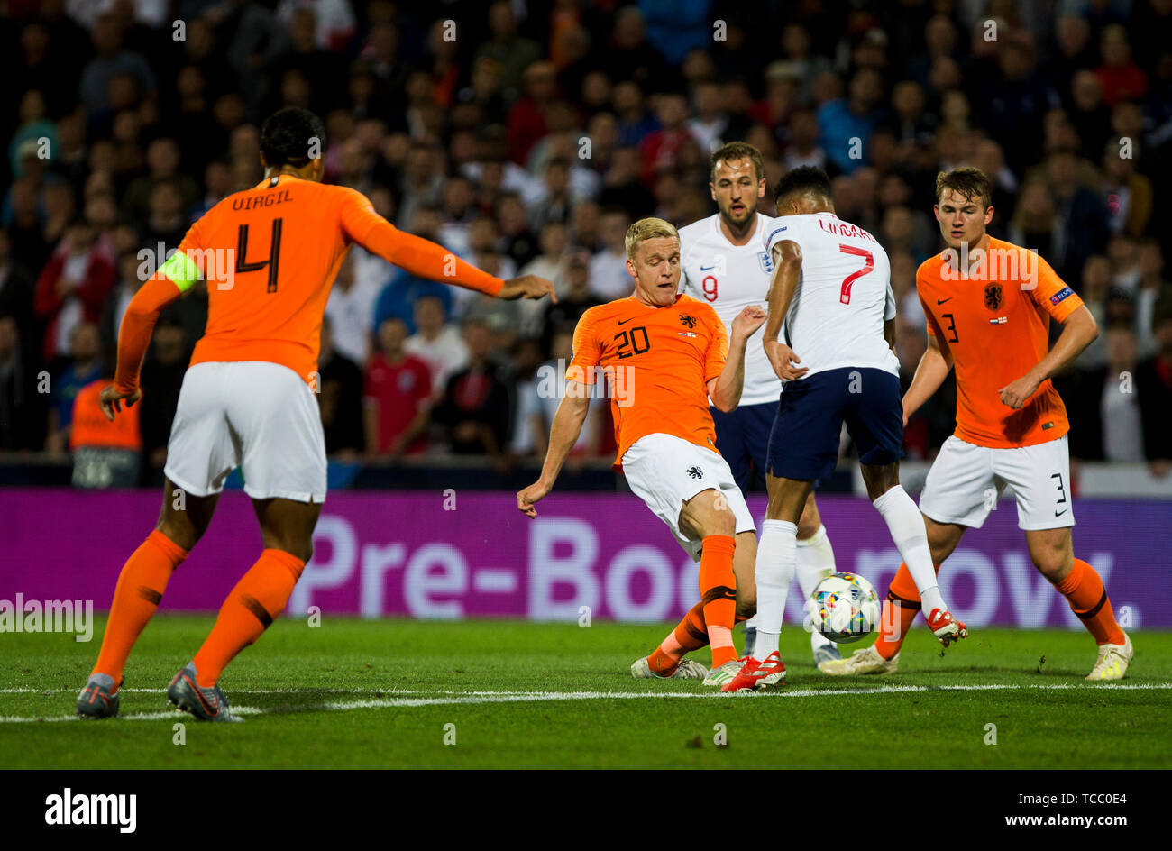 Guimaraes, Portugal. 06th June, 2019. UEFA Nations league Football semi-final, Netherlands versus England; Jesse Lingard and Harry Kane of ENG in action against Van de Beek and De Ligt of NED on the top of the box Credit: Action Plus Sports Images/Alamy Live News Stock Photo