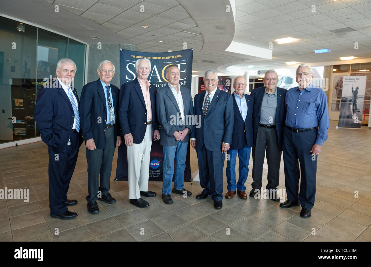 Garden City, New York, USA. 6th June, 2019. L-R, ANDREW PARTON, President of Cradle of Aviation Museum; astronaut CHARLES DUKE, Apollo 13 Lunar Module Pilot; RUSTY SCHWEICKART, Apollo 9 LM Pilot, WALTER CUNNINGHAM, Apollo 7 LM Pilot: HARRISON SCHMITT, Apollo 17 LM Pilot; GERRY GRIFFIN, Apollo Flight Director; FRED HAISE, Apollo 13 Lunar Module Pilot; and MILTON WINDLER, Apollo Flight Director, pose for group photo at Cradle of Aviation Museum's Apollo Astronauts Press Conference during its day of events celebrating 50th Anniversary of Apollo 11. Credit: Ann Parry/ZUMA Wire/Alamy Live News Stock Photo