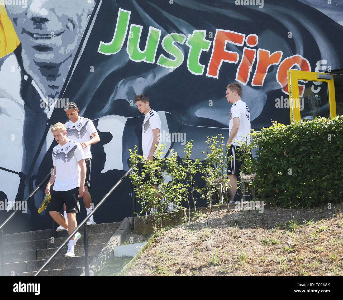 Venlo, Netherlands. 07th June, 2019. Soccer: National team in the stadium de Koel. The players Julian Brandt (l-r), Leroy Sane, Lukas Klostermann and Matthias Ginter go to the final training of the German national football team before the European Championship qualifying match on Saturday (08.06.2019) against Belarus. Credit: Roland Weihrauch/dpa/Alamy Live News Stock Photo