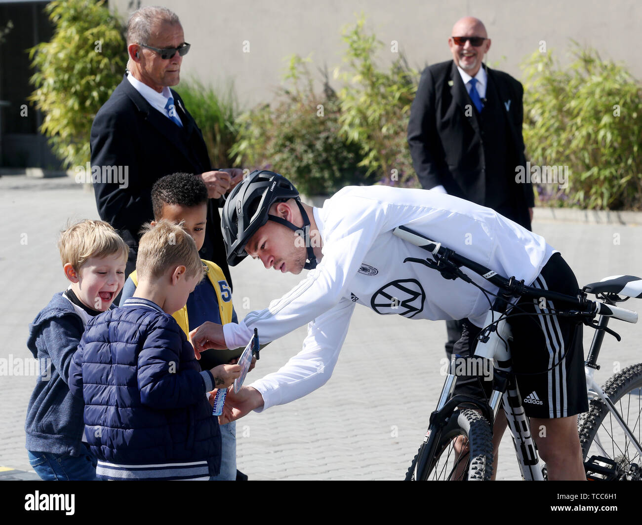 Venlo, Netherlands. 07th June, 2019. Soccer: National team in the stadium de Koel. The player Joshua Kimmich (r) gives young fans an autograph before the final training of the German national soccer team before the European Championship qualifying match on Saturday (08.06.2019) against Belarus. Credit: Roland Weihrauch/dpa/Alamy Live News Stock Photo