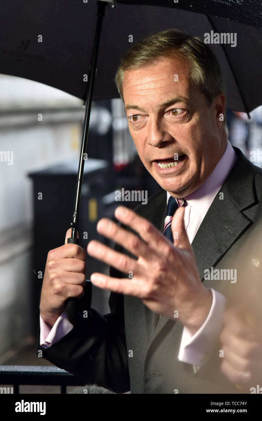 Downing Street, London, UK. 7th Jun 2019. The Brexit Party leader Nigel Farage outside Downing Street after handing in a letter demanding a seat at the EU negotiations. Credit: Matthew Chattle/Alamy Live News Stock Photo