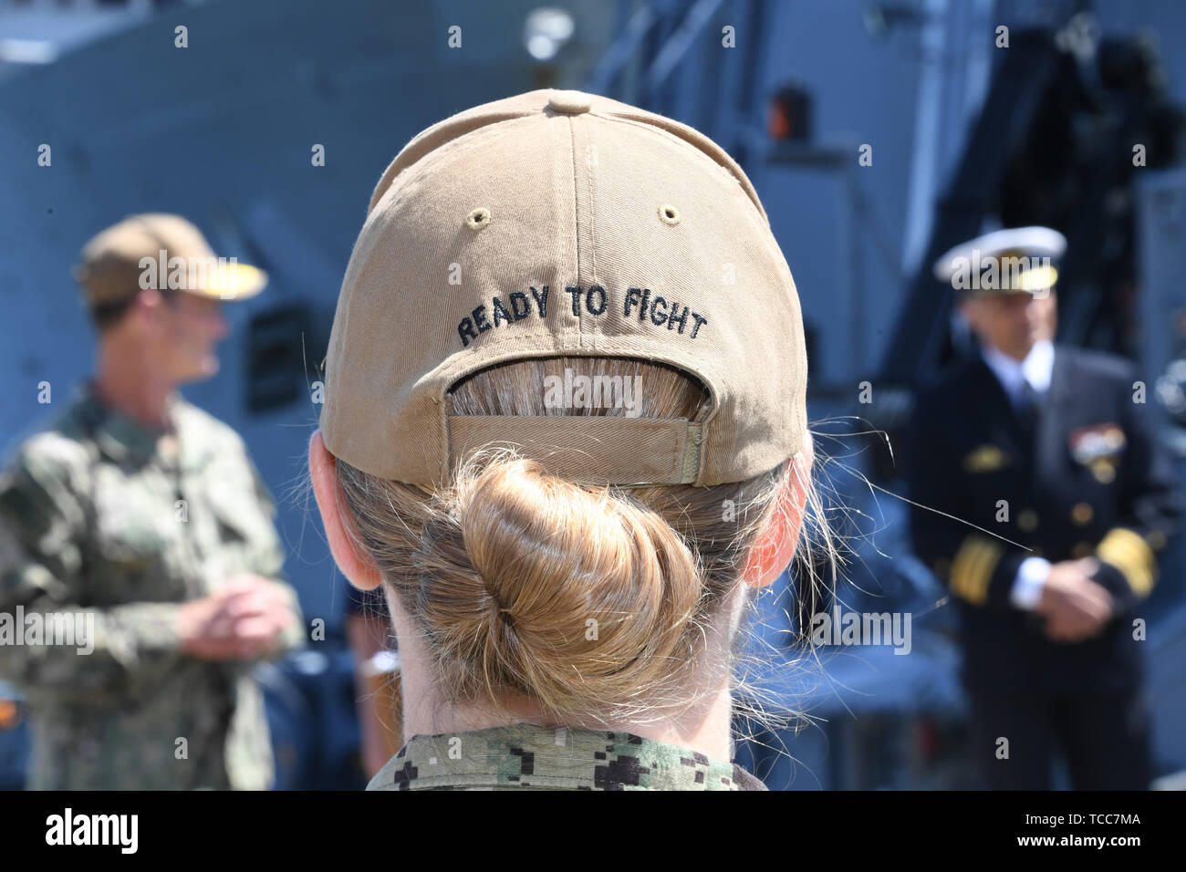 Женщина нато. Женщины военные НАТО. Женщины в форме НАТО. Женщины в армии НАТО. Блондинка из НАТО.