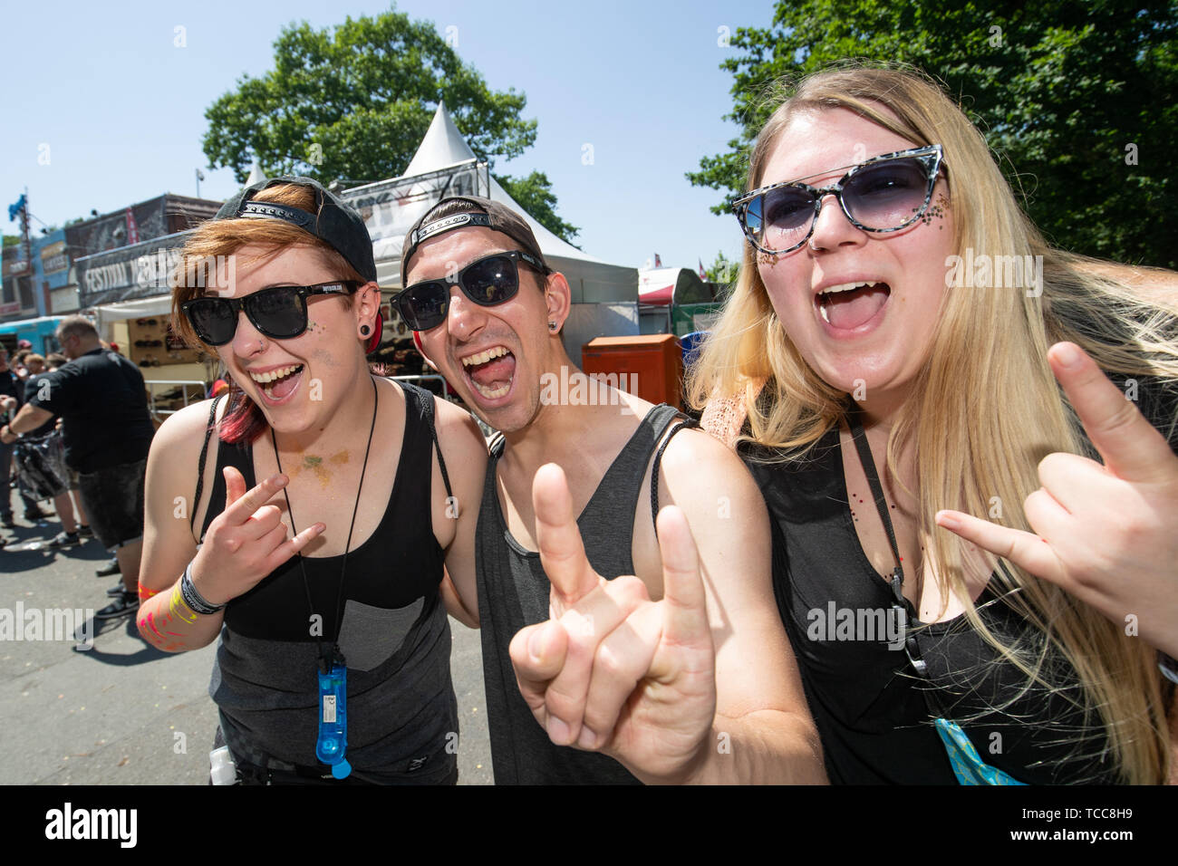 Nuremberg, Germany. 07th June, 2019. Visitors of the open-air festival 'Rock im Park' stand in bright sunshine on the festival grounds and gesticulate. The music festival runs until 9 June 2019. Credit: Daniel Karmann/dpa/Alamy Live News Stock Photo