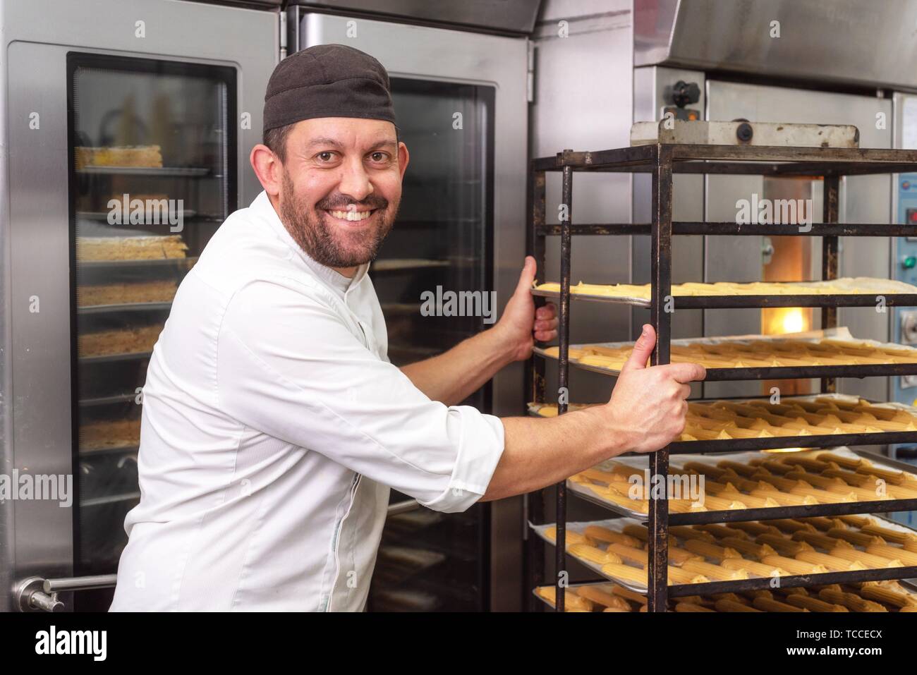 Old fashioned baking oven hi-res stock photography and images - Alamy