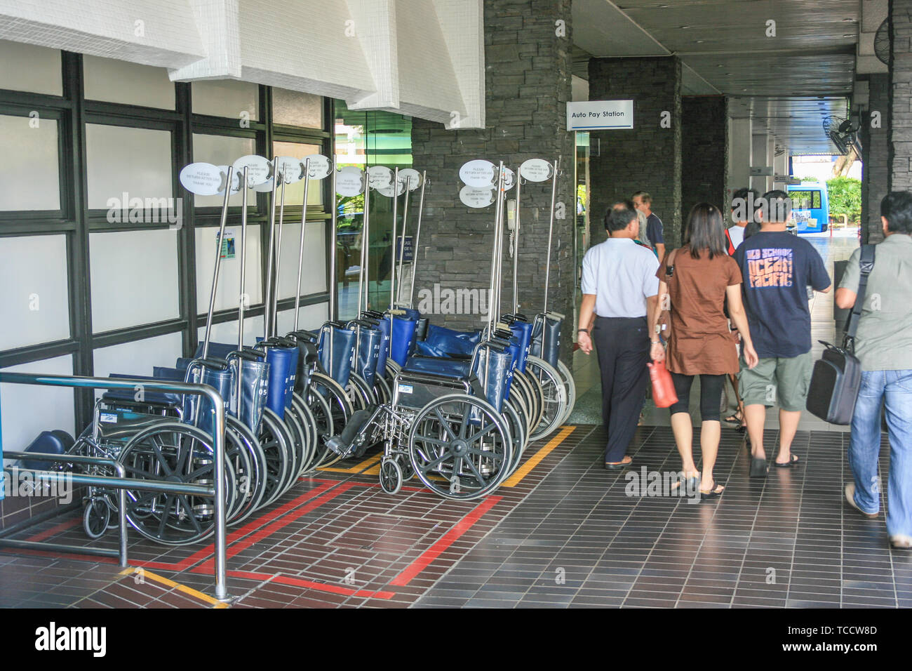 People Arriving At National University Hospital Singapore Stock Photo