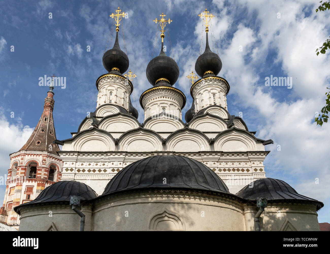 Kokoshniki of St Antipas & red tower of St Lazarus Churches, Suzdal, Russia Stock Photo