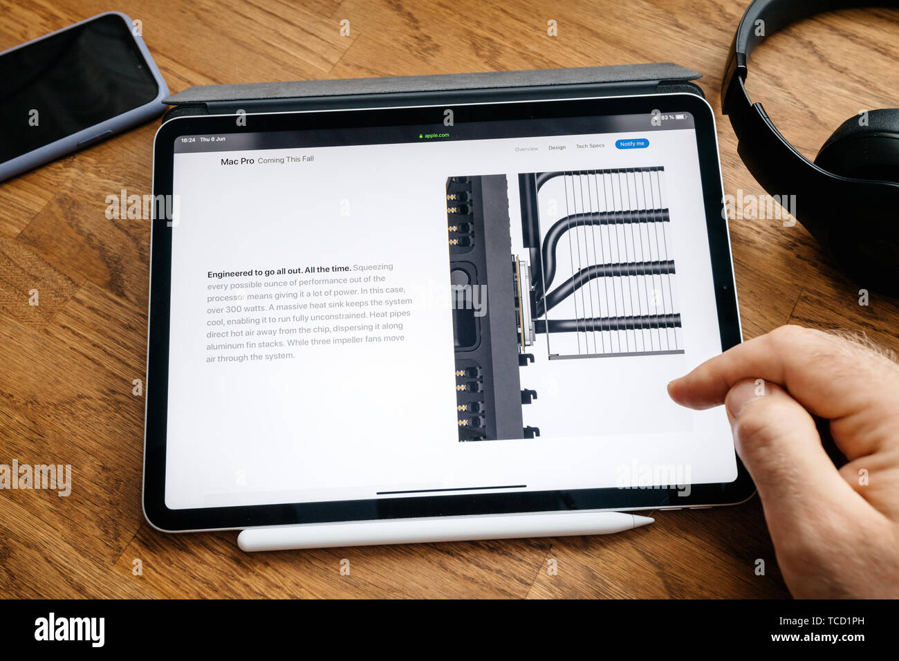 Paris, France - Jun 6, 2019: Man reading on Apple iPad Pro tablet about  latest announcement of at Developers Conference WWDC - showing the Mac Pro  workstation with CPU heat sink 300 watts Stock Photo - Alamy