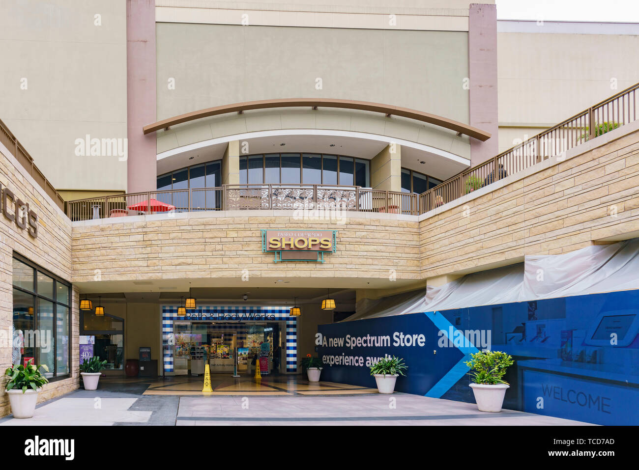Pasadena, MAY 8: Exterior view of some shops in a shopping mall on MAY 8,  2019 at Pasadena, California Stock Photo - Alamy